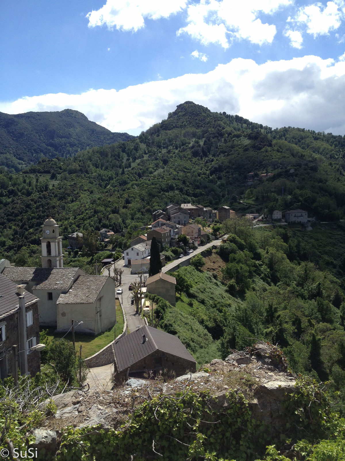 Da drüben wohnen wir !